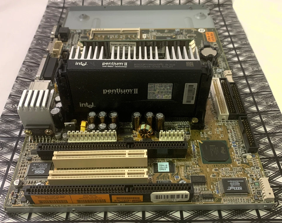 COMPAQ P/N 320458-101 Slot 1 System Board with Intel Pentium II and RAM - Image 3 of 4