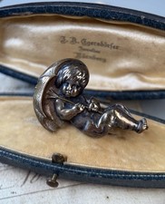Jugendstil Brosche Putto Kind Regenschirm Metall Historismus Schmuck Antik