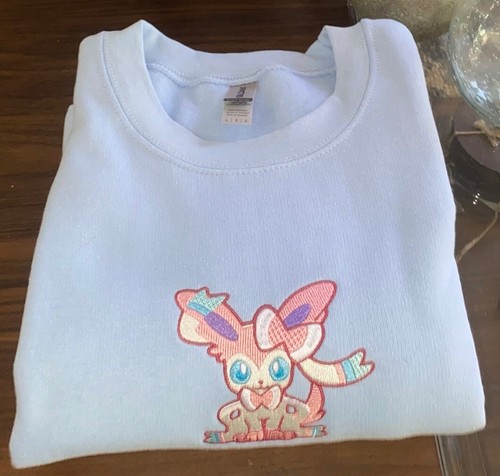 Sylveon Eeveelution Embroidered Sweater Gaming Preppy Custom TCG Streetwear - 第 2/7 張圖片