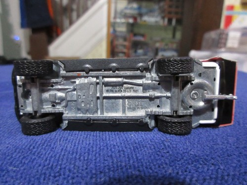 GreenLight Pre-Production Deco Sample 2021 Jeep Gladiator Camping Tent 1:64 - Picture 7 of 8