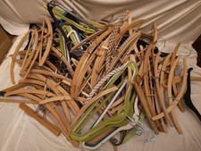 Konvolut ca. 130 Kleiderbügel aus Holz / Kunststoff teilweise DDR