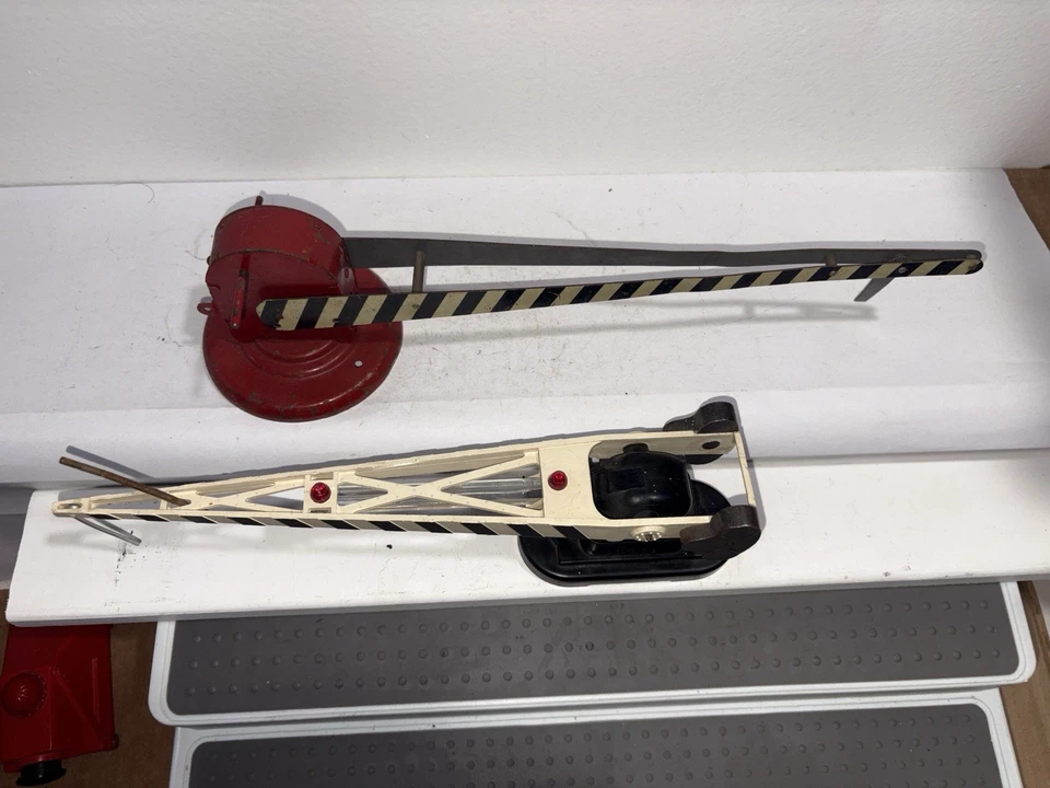 LIONEL No. 252 Automatic Crossing Gate - O 27 Train Accessory + Extra Tin Gate - Image 2 of 4