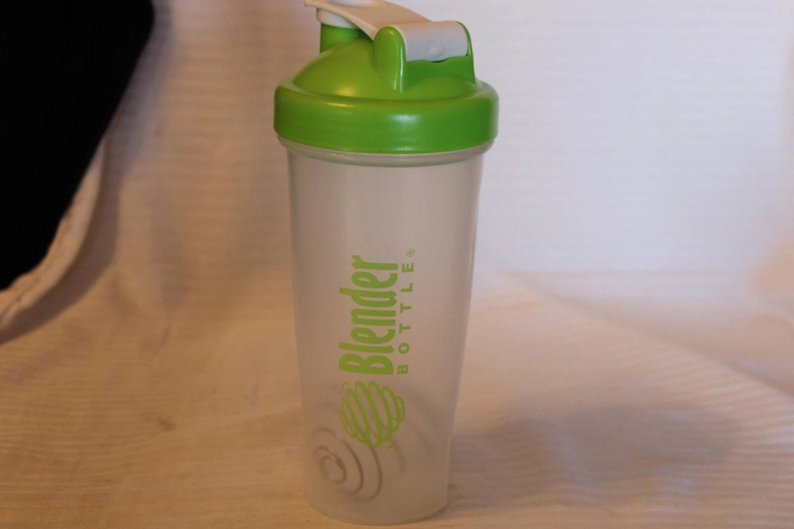 BlenderBottle Classic Shaker Bottle Perfect for Protein Shakes and Pre Workout
Opens in a new window