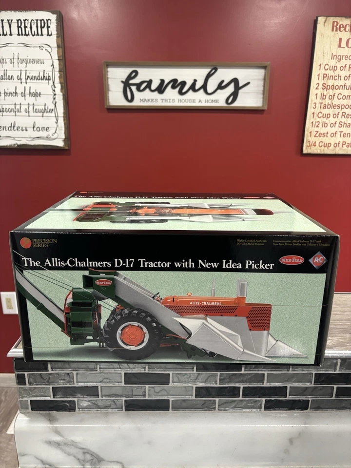 1/16 Precision Allis Chalmers D-17 w/ New Idea Mounted Corn Picker - Image 2 of 4