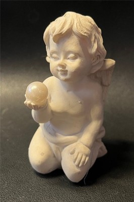 Weiße Keramik Cherub Figuren ''Der Engel mit der Perle''