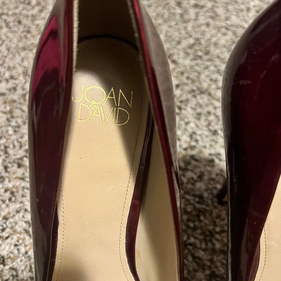 Zapatos de salón Joan David clásicos de charol borgoña elegantes punta redonda Foto 3 de 4