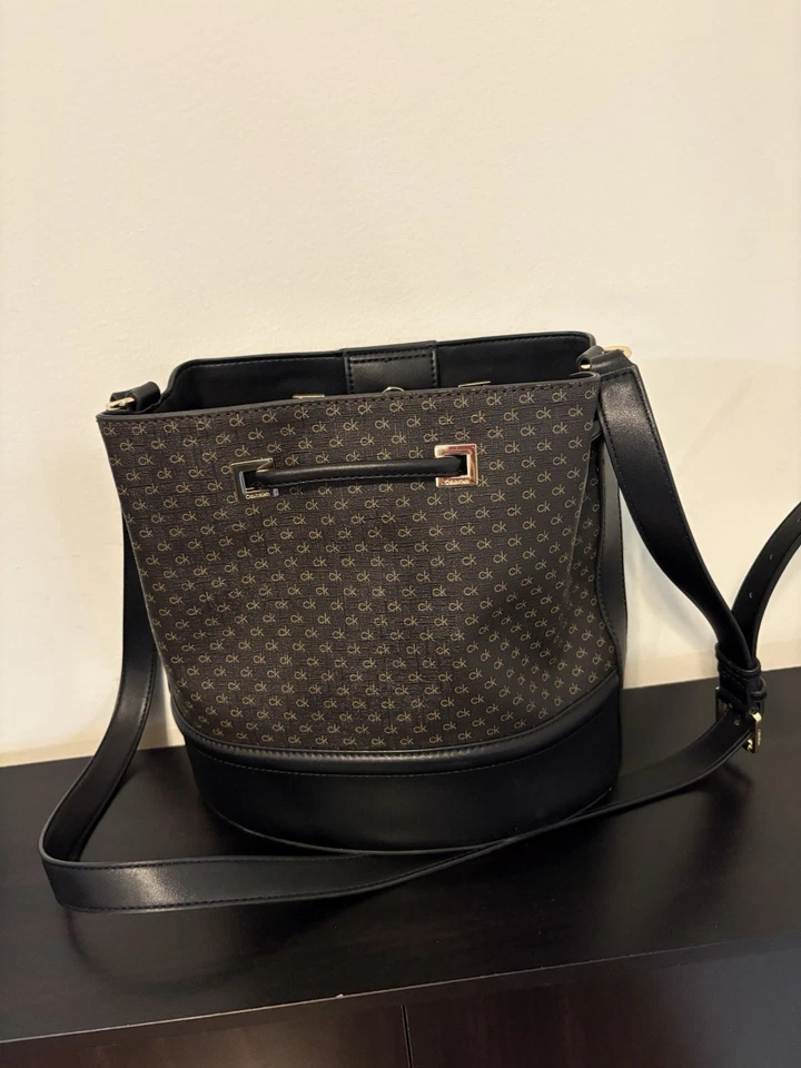 Bolso Bandolera Calvin Klein Negro/Marrón Ash Bucket - Cuero Vegano Monograma Nuevo con Etiquetas Foto 3 de 4