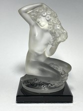 LALIQUE FRANCE « FLOREAL » STATUETTE EN VERRE MOULÉ PRESSÉ BLANC SATINÉ