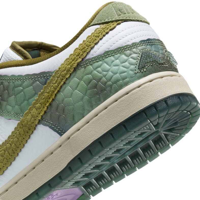 Size 12 • Nike SB Dunk Low Alexis Sablone • Chameleon • Cross-Posted • Firm Size 12 • Nike SB Dunk Low Alexis Sablone • Chameleon  main image 4