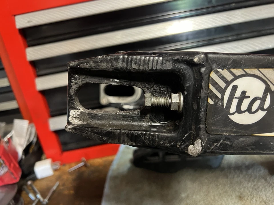 2001 SUZUKI RM125 RM250 OEM SWINGARM SWING ARM REAR SUSPENSION PIVOT 61000-37E20 - Image 2 of 4