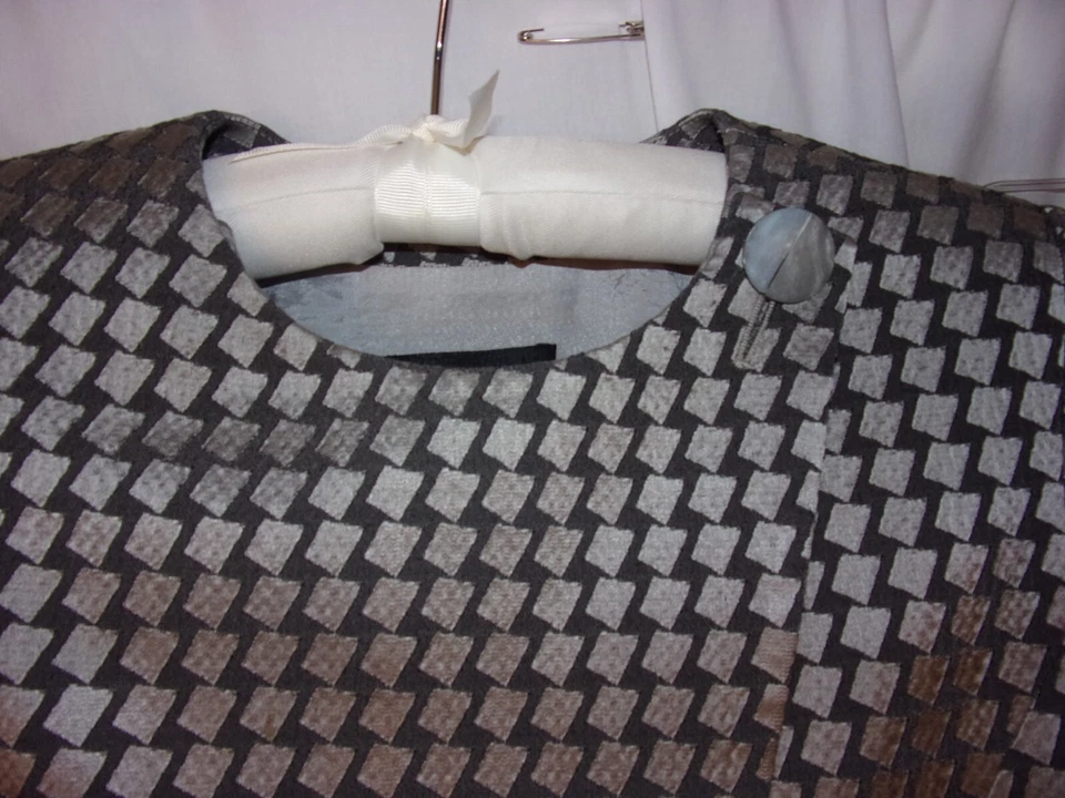 Ladies Giorgio Armani Silver / Gray  Geometric  Pant Suit 38 Stunning - Image 3 of 4