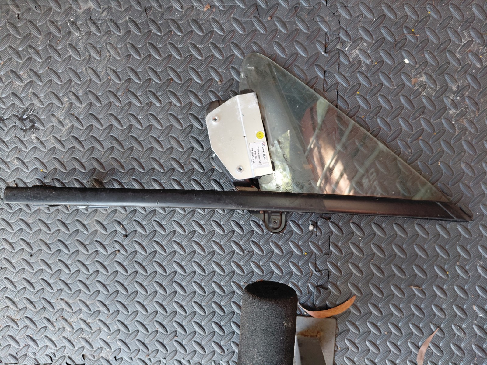 2007 2008 2009 2010 Bentley Continental GTC OEM Front Left Door Vent Glass