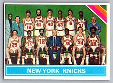 1975-76 TOPPS #215 NEW YORK KNICKS TEAM CHECKLIST W/WALT 'CLYDE' FRAZIER
