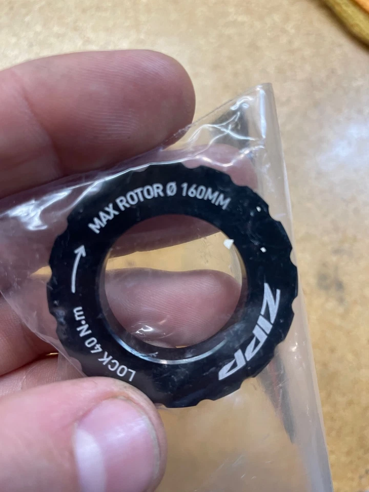 Anillo de bloqueo de disco con cierre central con cremallera Foto 3 de 3