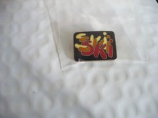 QA- VINTAGE SKI SKI SKI ENAMEL PIN BROOCH 32455 MINT CONDITION