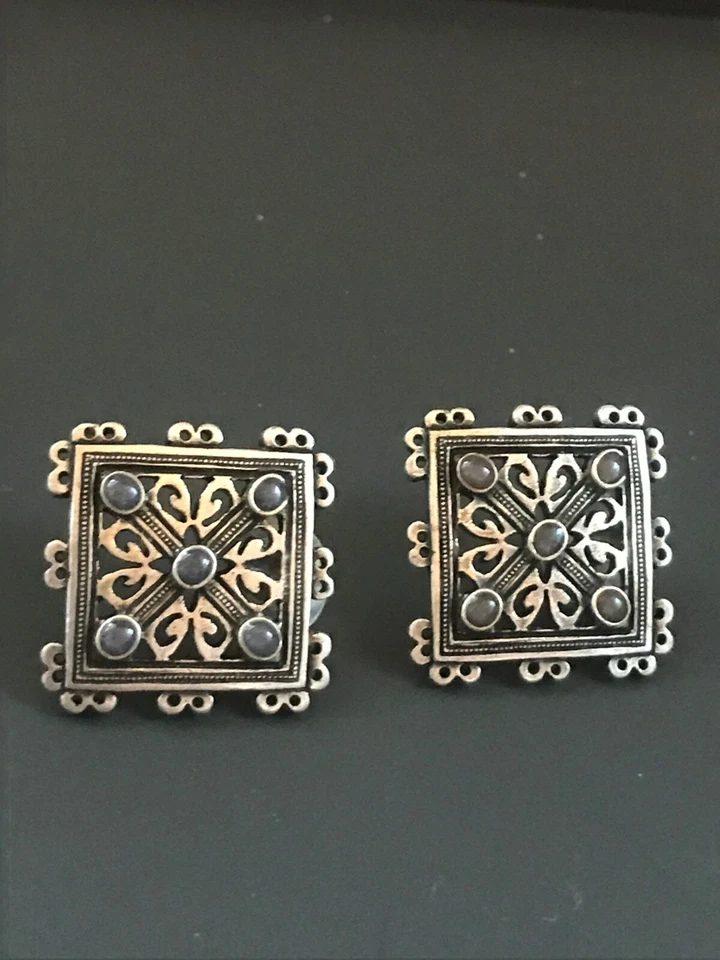 Medallones cuadrados de plata de encaje firmados por Anne Klein con cabinas ovaladas púrpura pálido Foto 4 de 4