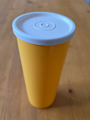 Vintage Tupperware Becher / Trinkbecher mit Deckel in Gelb (Klassiker) 2 tlg.