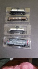 N SCALE LOT OF 4; 1 LOCOMOTIVE AND 3 RAIL CARS.