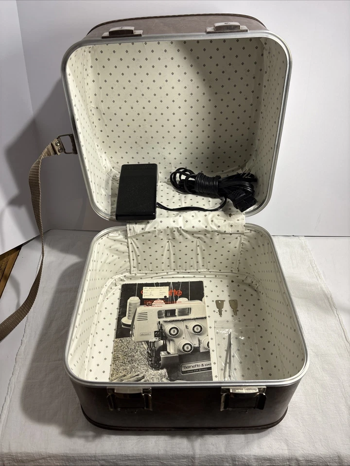 Máquina de coser electrónica Bernina Bernette 334 Serger Overlock con estuche, probada Foto 3 de 4
