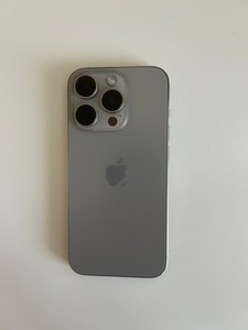 Apple iPhone 15 Pro - 128GB - Entsperrt - Naturtitan - Batteriezustand 88%