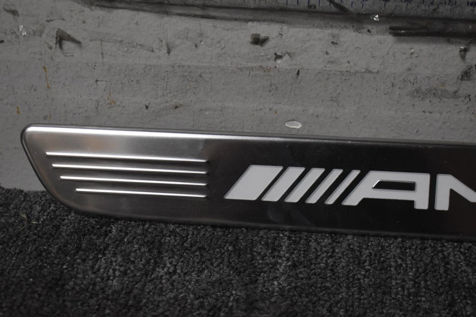 Mercedes Benz C 63 AMG S 2015-2021 base placa de desgaste lado izquierdo fabricante de equipos originales Foto 2 de 4