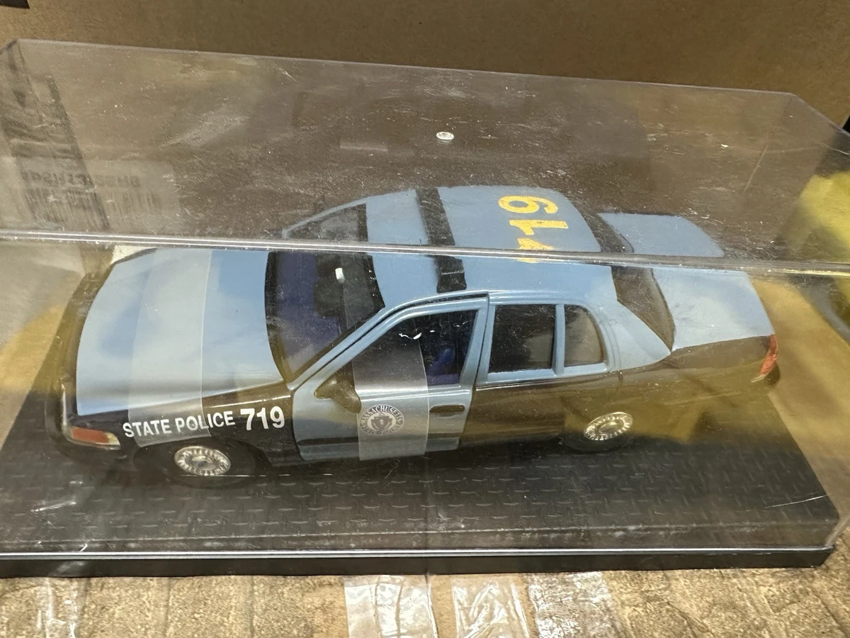 Classic Metal Works 1/24 Scale 23822Y - Ford Crown Victoria - Delaware