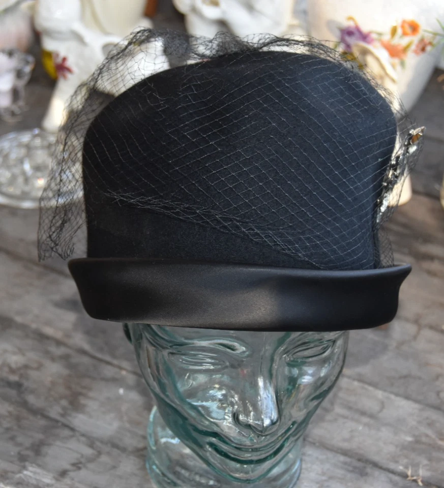 Vintage 1940s Cloche Hat With Netting and Rhinestone Pin Union Made Black Size 7 - Image 4 of 4