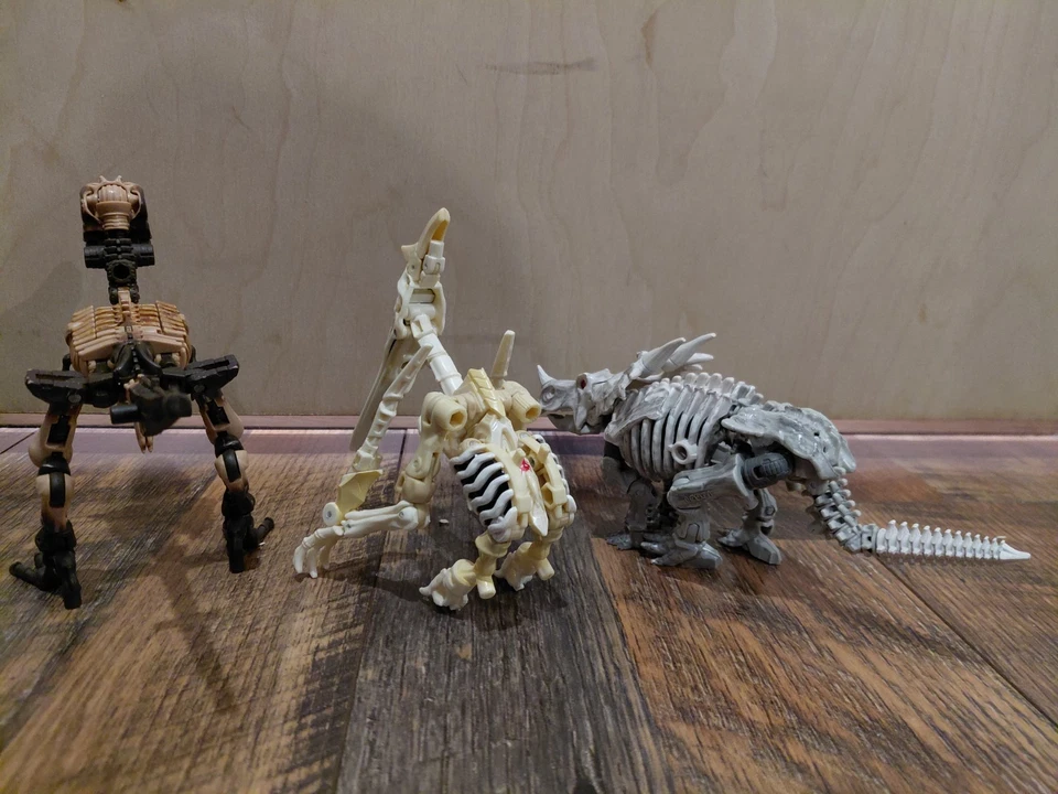 Transformers Wfc Kingdom Deluxe Fossilizers Paleotrex, Ractonite, Wingfinger. - Image 2 of 2