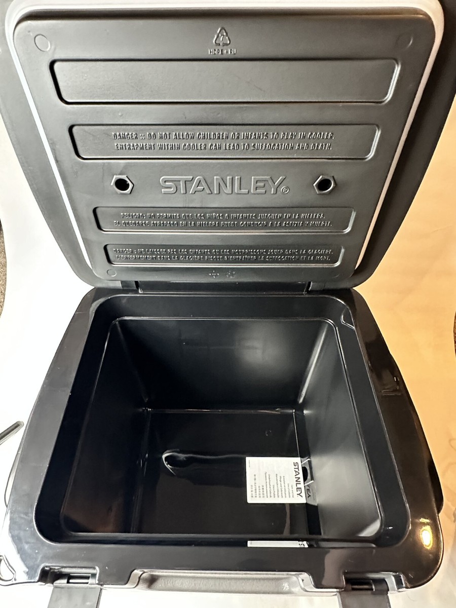 Stanley Adventure Series Outdoor Cooler Cold 4 Days 30qt /28.3 Stanley Adventure Series Outdoor Cooler Cold 4 Days 30qt /28.3