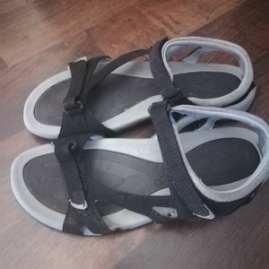 hi tec flip flops