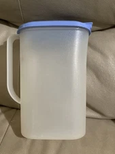 Tupperware 2 quart Pitcher 2009-B 2