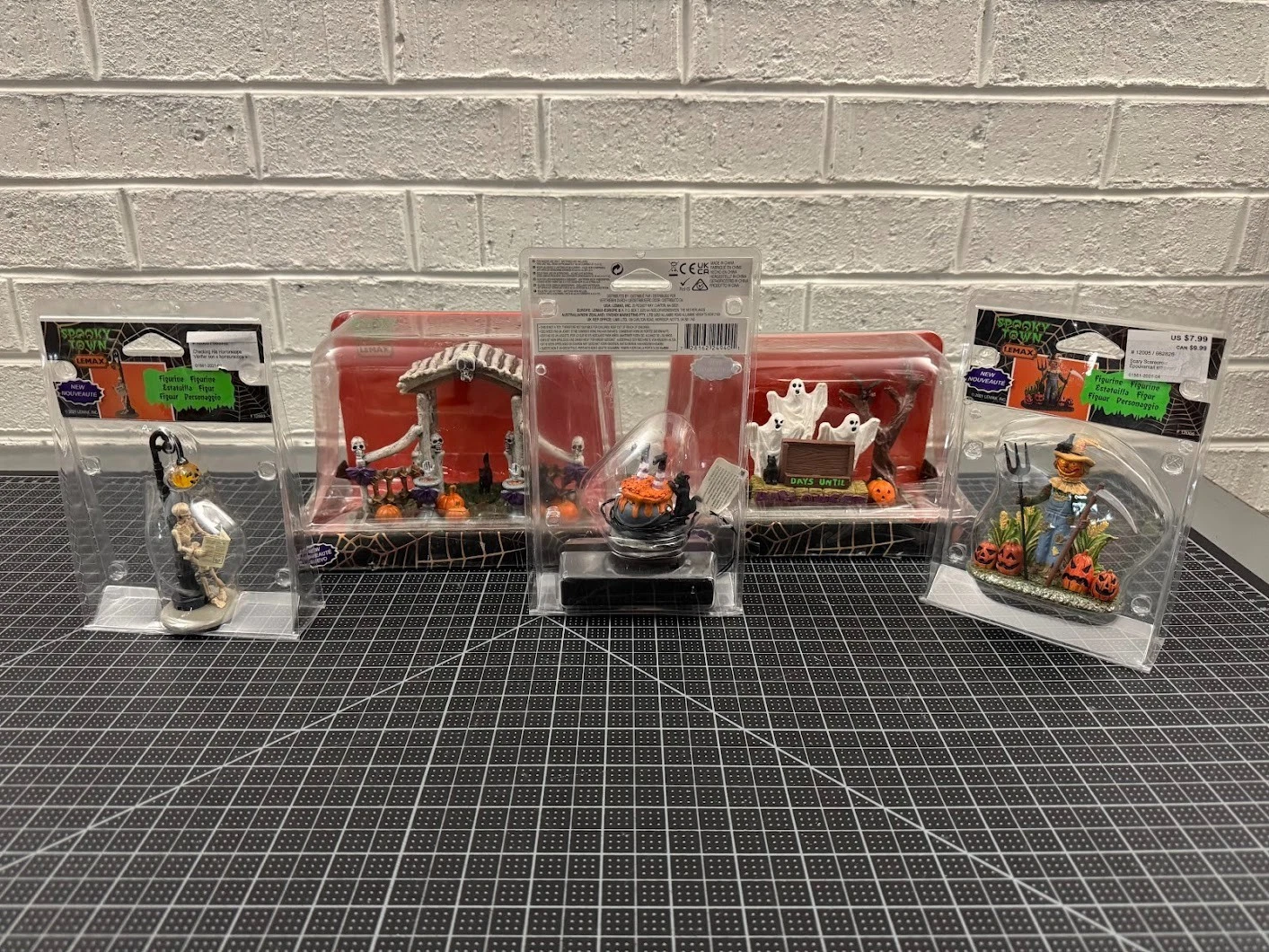 Lemax Spooky Town Lot Cauldron 24940/Checking Horror-scope SCARECROW 12003/05