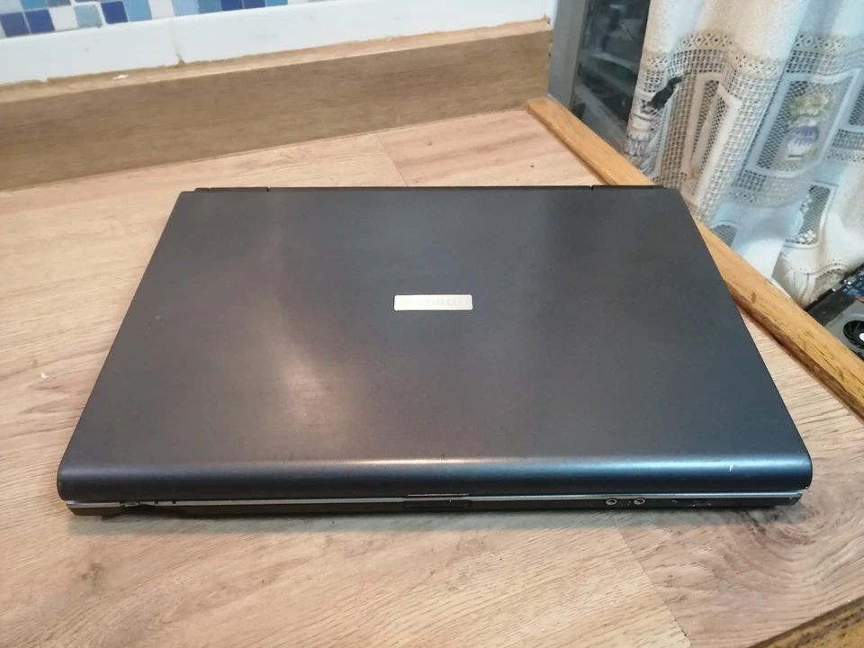 Toshiba M50-137, Enciende Sin Imagen,Averiado Para Piezas,Con Taras Leed Anuncio - Imagen 2 de 4