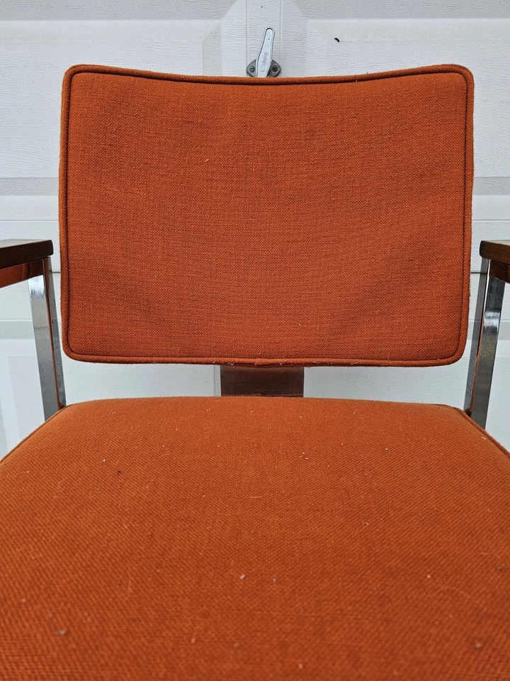 Silla cromada moderna vintage de mediados de siglo con reposabrazos de nogal y asientos tapizados Foto 4 de 4