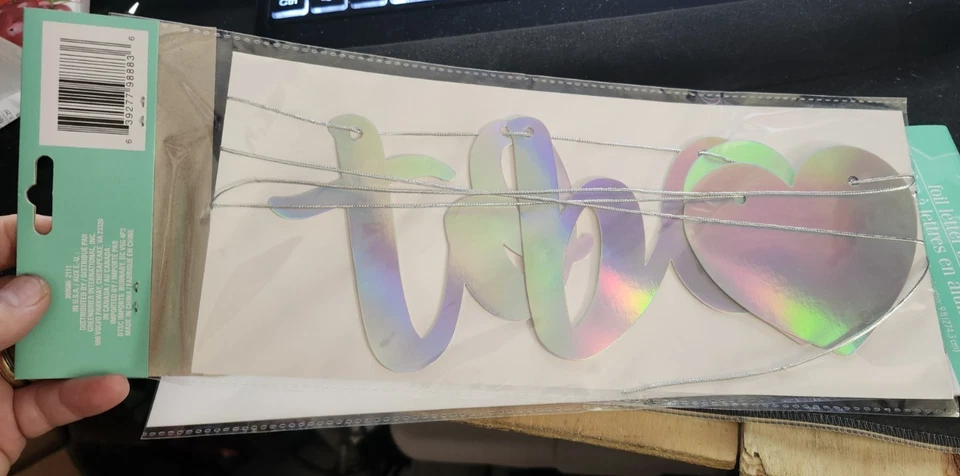 Banner de carta foil Bride to Be – Decoração de festa arco-íris iridescente 9 pés detalhes e ac - Imagem 2 de 4