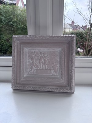 Nostalgie handgegossenes & verziertes Gips Wandrelief mit Cherubs & hängenden Befestigungen