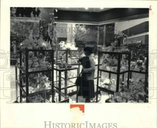 1983 Press Photo Willowbrook Mall shopper admires merchandise on display.