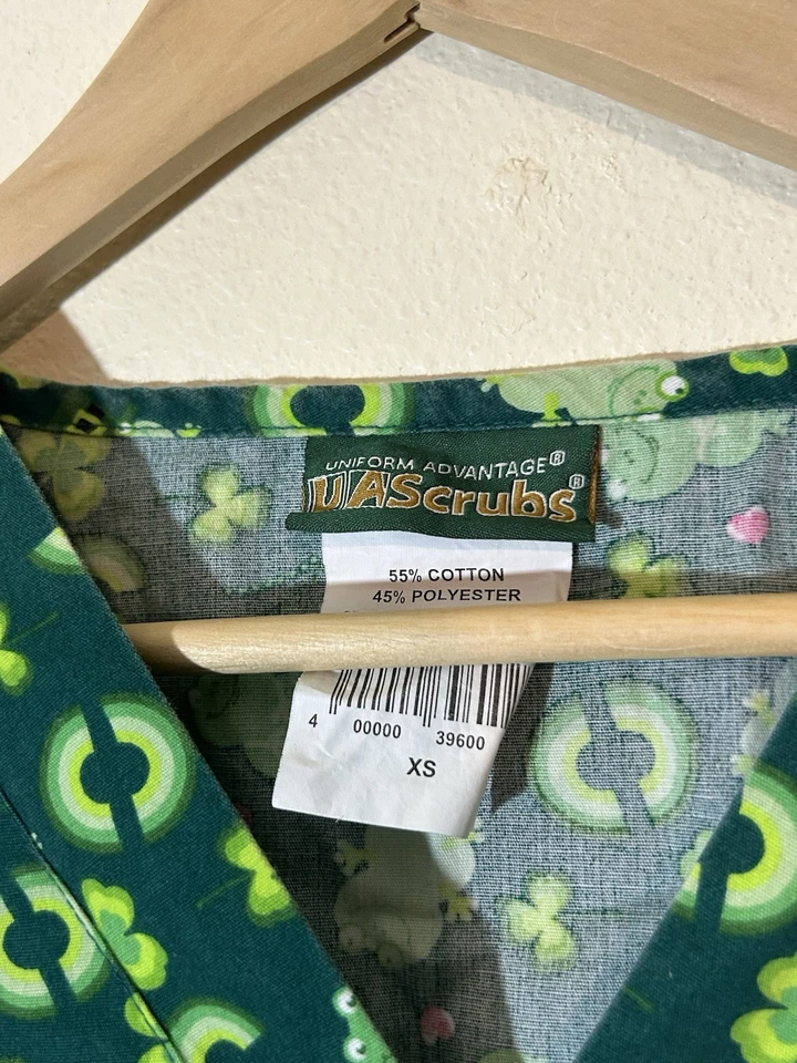 Blusa esfoliante feminina UA Scrubs St. Patrick's Day - verde - Tamanho XS - Imagem 3 de 4