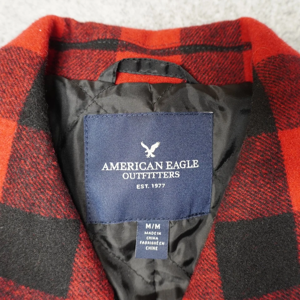Chaquetón para mujer American Eagle rojo negro a cuadros de lana forrado medio Foto 3 de 4