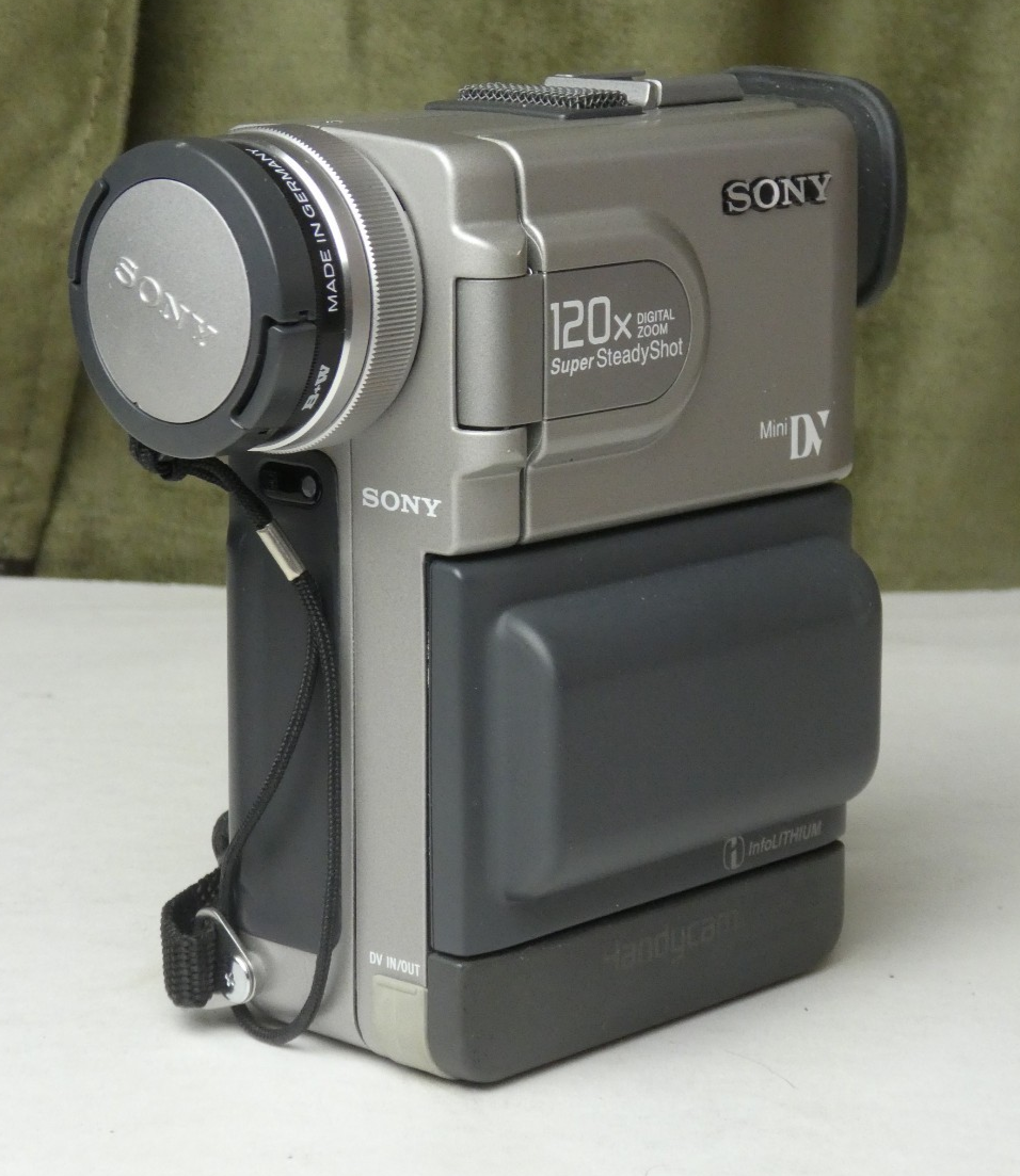 Sony HandyCam DCR-PC7 Mini DV Camcorder Digital Video Camera w