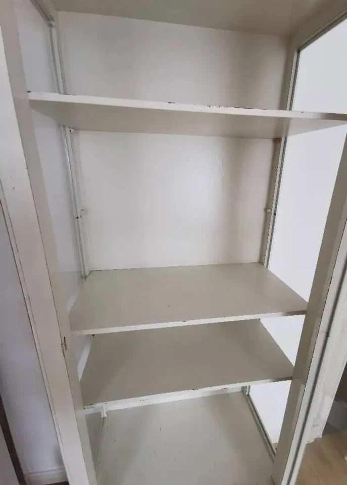 Alte Vitrine Schrank Glasvitrine Vintage Retro weiß schmal Shabby chic French  - Bild 4 von 4