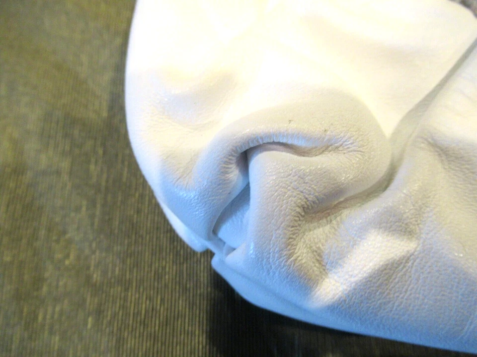 Monedero Venetto de cuero blanco, ribete de piel de serpiente, c. años 80 Foto 4 de 4