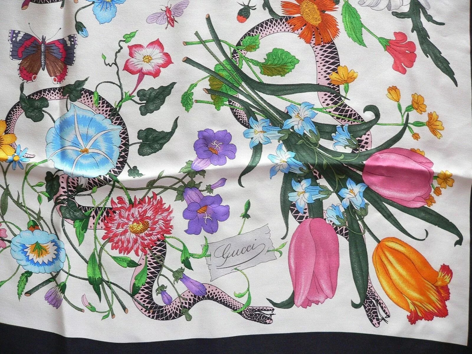 Gucci Foulard en sergé de soie imprimé serpent Flora, ivoire/noir