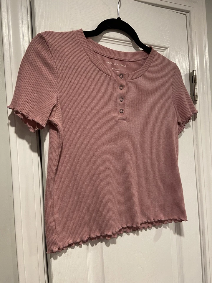 Top corto American Eagle talla XS rosa polvoriento acanalado elástico manga corta Henley Foto 3 de 4