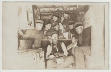 carte photo 14/18 soldats allemnds landser dans un abri moulin à café colis 