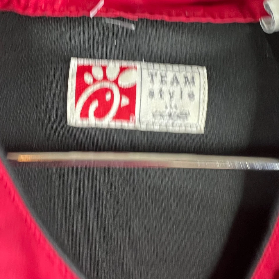 Abrigo con botones de empleado de chef rojo/negro Oobe Chick-Fil-A para hombre - talla pequeña Foto 3 de 4