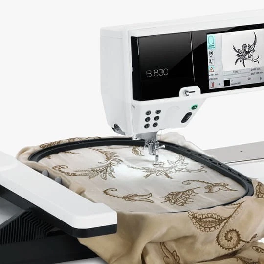 Máquina combinada de coser y bordar Bernina 830 - Juego completo de accesorios, aros, más Foto 2 de 4