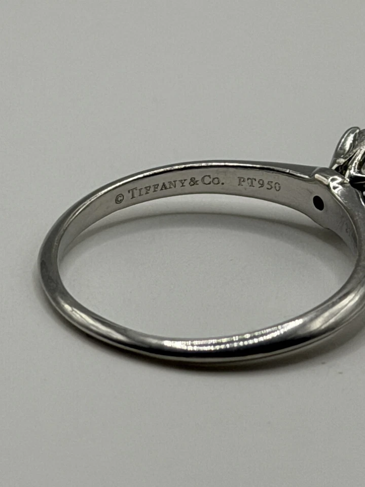 БЕЗУПРЕЧНОЕ — обручальное кольцо Tiffany & Co с круглым бриллиантом-солитером из платины 0,90 карата - Изображение 2 из 4