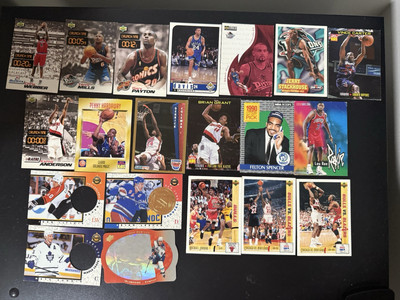 Lot of 20 basketball and hockey cards from the 90 s