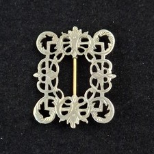 Broche Vintage En Métal Argenté à Décor De Rinceaux Ajourés